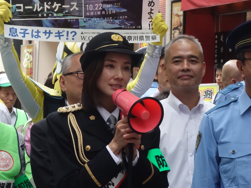 吉田羊、1日警察署長として中華街をパレード【フォトレポート】