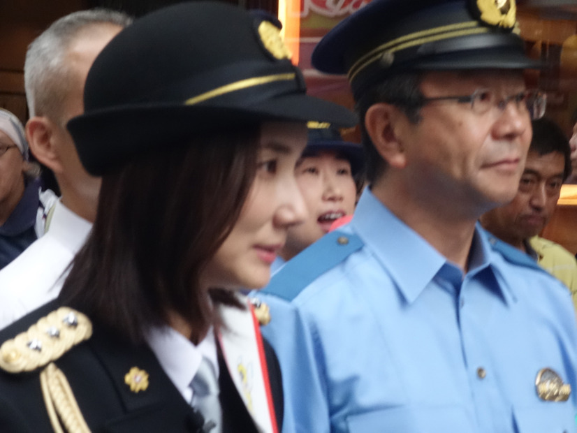 吉田羊、1日警察署長として中華街をパレード【フォトレポート】