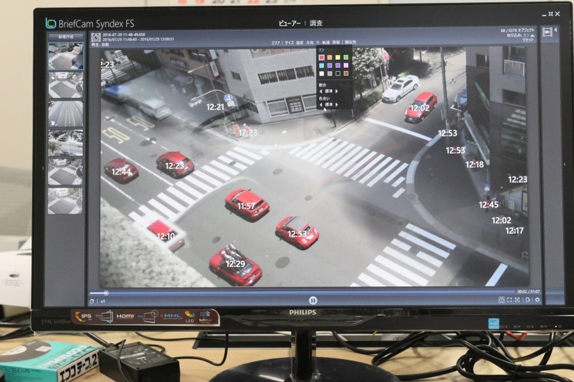「BriefCam Syndex FS」の条件設定で「赤」の被写体のみを抽出した映像。被写体には何時何分の映像かというタイムスタンプを表示させることもできる（撮影：防犯システム取材班）