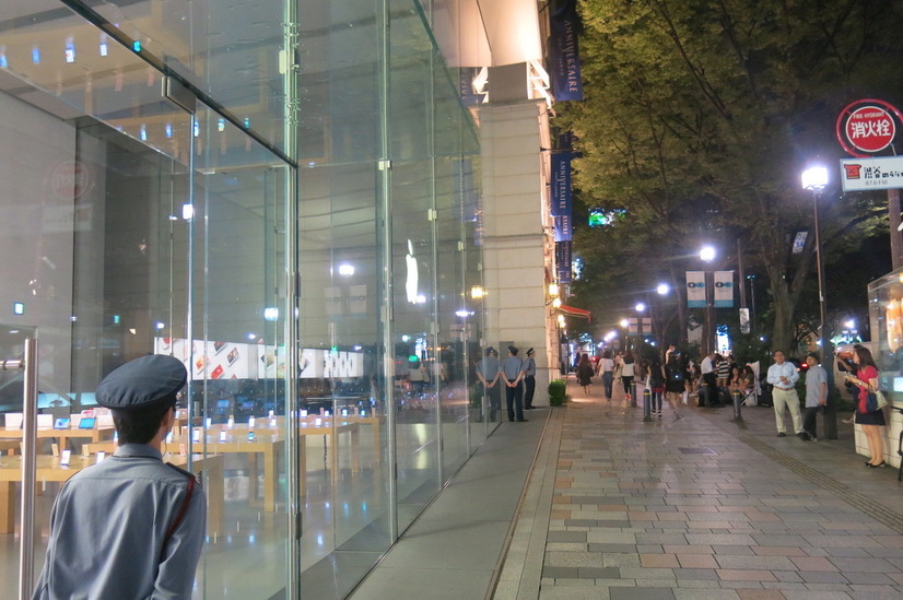 Apple Store表参道の行列