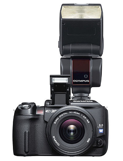 　オリンパスは、有効800万画素のデジタル一眼レフカメラ「E-300」レンズセット（ズイコーデジタル14-45mm F3.5-5.6」付き）を11月下旬に発売する。