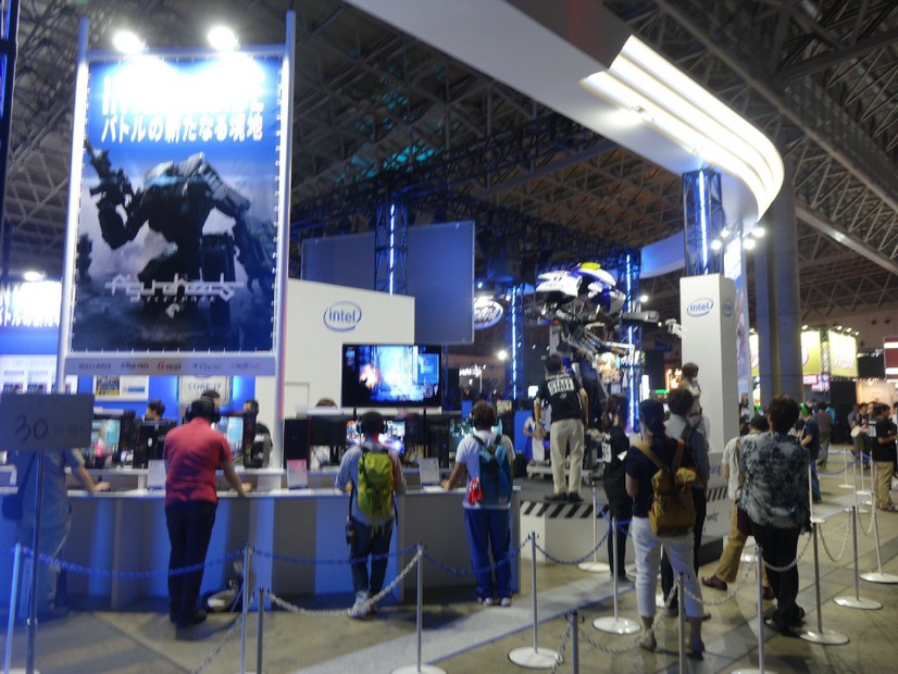 インテルブースで、ロボットに乗った気分を味わう……東京ゲームショウ 2016