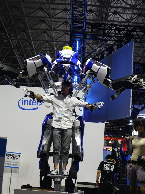 インテルブースで、ロボットに乗った気分を味わう……東京ゲームショウ 2016