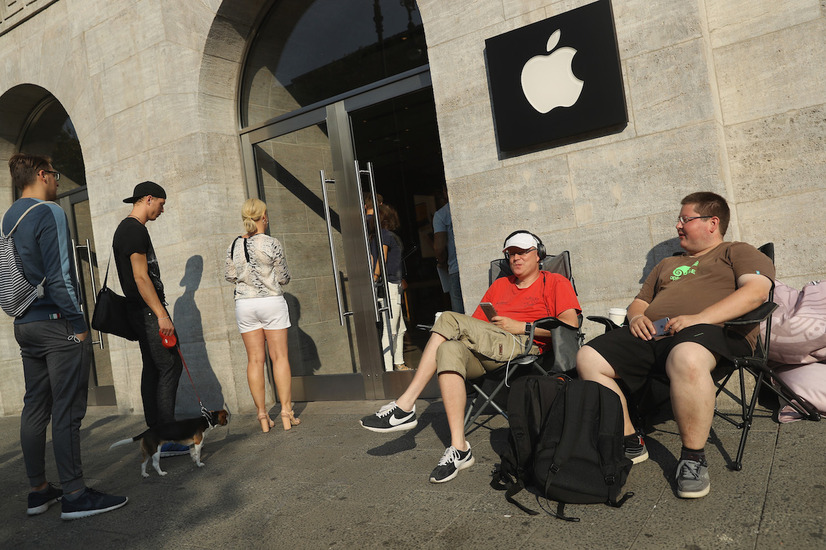 ドイツ・ベルリンのApple StoreでiPhone 7の発売を待つファンたち （C）Getty Images