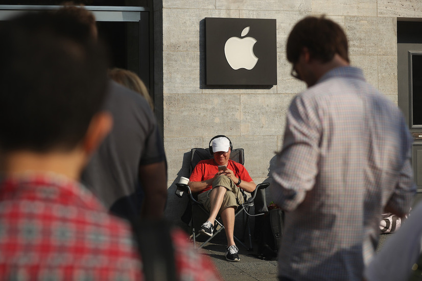 ドイツ・ベルリンのApple StoreでiPhone 7の発売を待つファンたち （C）Getty Images