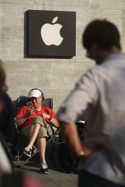 ドイツ・ベルリンのApple StoreでiPhone 7の発売を待つファンたち （C）Getty Images