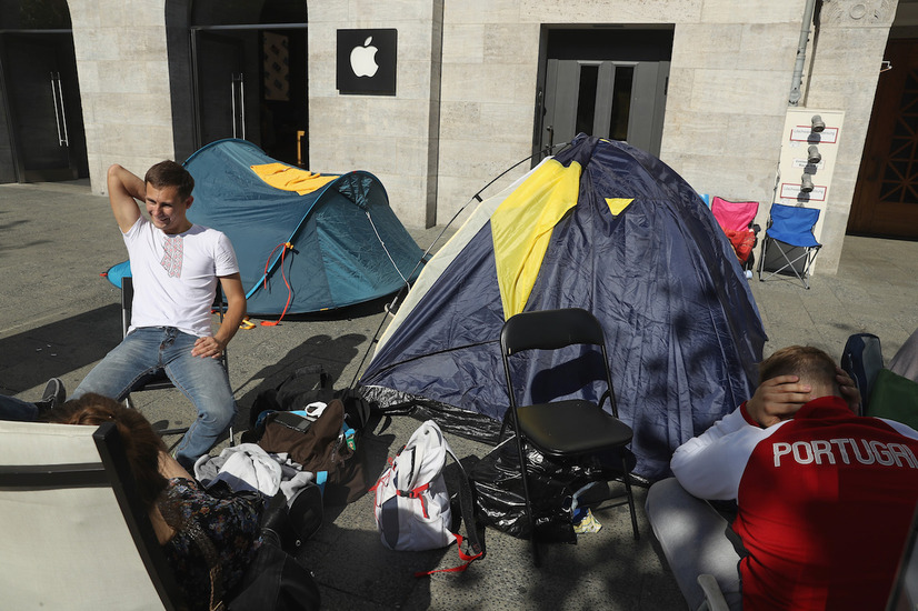 ドイツ・ベルリンのApple StoreでiPhone 7の発売を待つファンたち （C）Getty Images