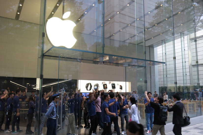 iPhone 7/7 Plus発売！ Apple Store表参道で200人の行列