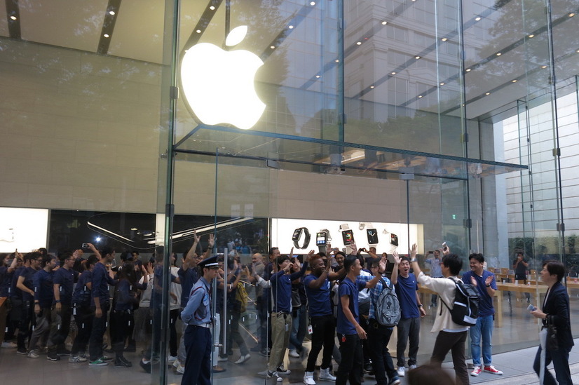 iPhone 7/7 Plus発売！ Apple Store表参道で200人の行列