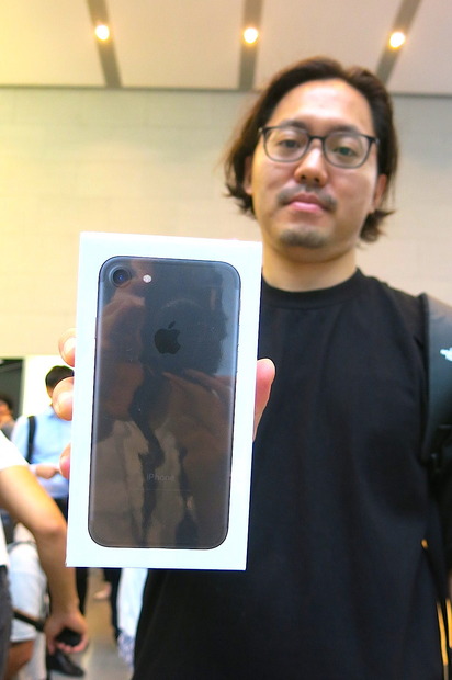 iPhone 7/7 Plus発売！ Apple Store表参道で200人の行列