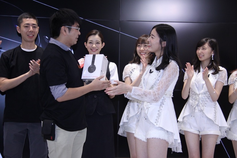 足立梨花がau SHINJUKUの1日店長
