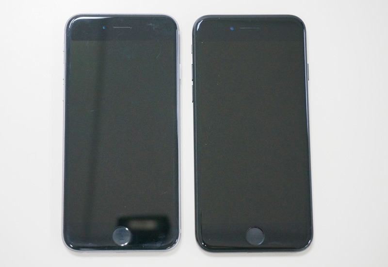 画面を消灯。iPhone 7のジェットブラックモデルは、黒いベゼルの外側に見えるサイドフレームの色までが黒いのでやや横広に見える？