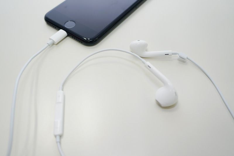 付属のLightning版EarPods。これまでのイヤホンジャックにさすEarPodsよりも、中高域のシャープさが向上した