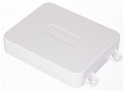 こちらはセイコーソリューションズ製「NaviClock SN-1010」。屋内用アンテナで受信可能なFMタイプ。両機種ともセキュリティ上公開NTPサーバーに接続できないシステムに適している（画像はプレスリリースより）