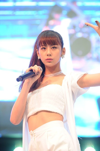 西内まりや、「やっちゃいますか？」とハニーフラッシュ！