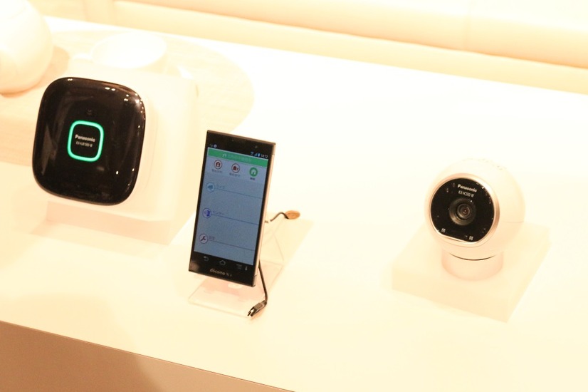 併設された展示内覧会場では「おはなしカメラ（KX-HC500-W）」とスマホを使ったデモも行われた（撮影：防犯システム取材班）