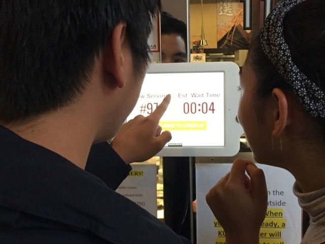 ソーテル店で導入されているチェックイン用端末。名前と電話番号を入力するとSMS通知が届く仕組み