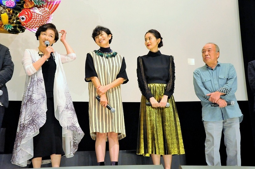 小林薫はじめ14名が集合し、巨大熊手でヒット祈願！『続・深夜食堂』完成披露上映会