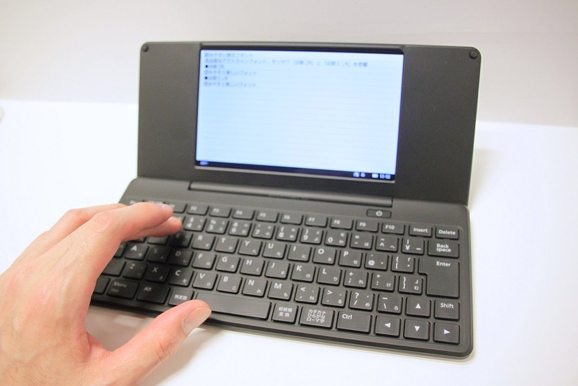 サイズは約263(W)×120(D)×18(H)mm、質量は約580g。7インチワイドTFT液晶を搭載している