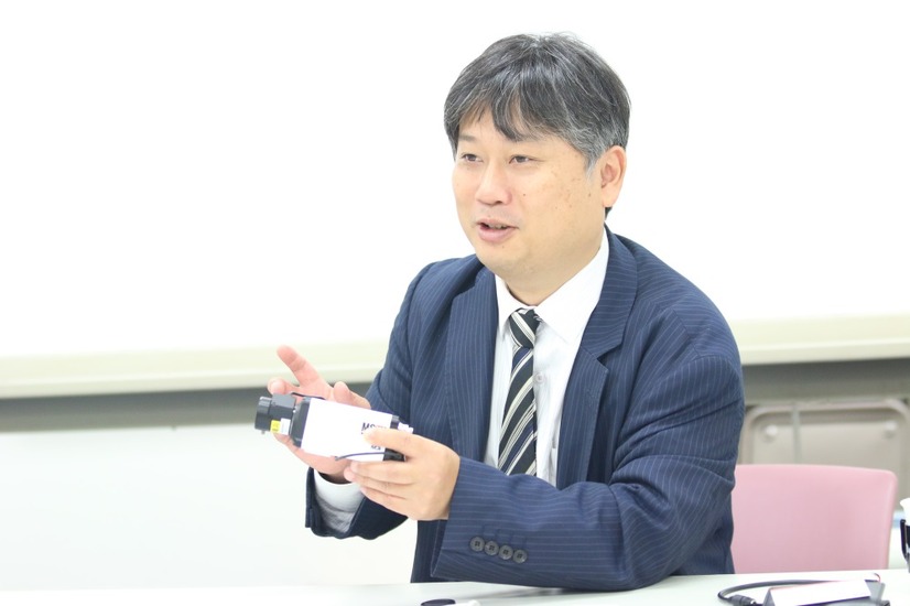 製品に関する説明をしてくれた三星ダイヤモンド工業のイメージングテクノロジー事業部 東日本営業所 営業チームリーダーの角田信氏（撮影：防犯システム取材班）
