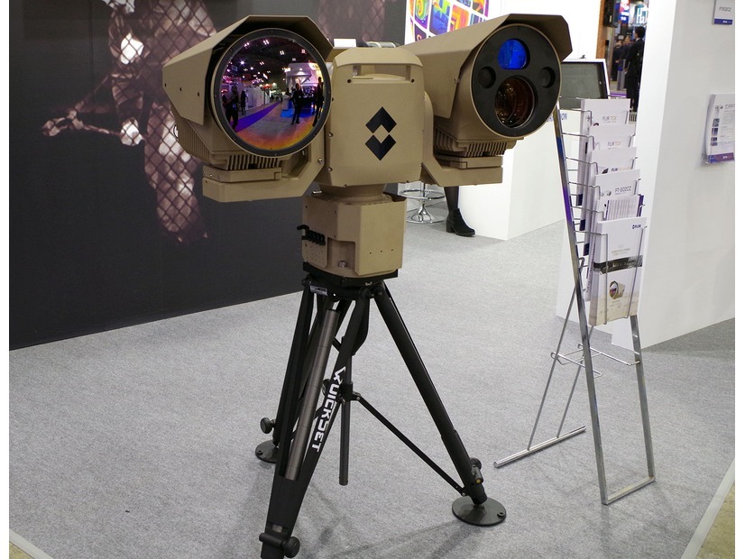 フリアーシステムズジャパンの長距離監視・国境/沿岸用赤外線サーマルカメラ「FLIR HDC」。人は18km先まで、車なら22km先までとらえられるハイセキュリティ向け製品（撮影：防犯システム取材班）