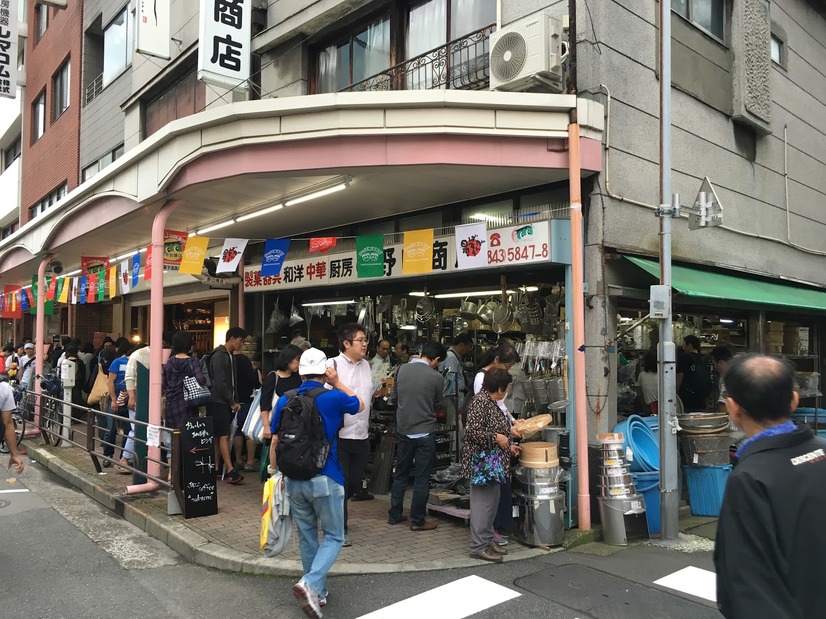 連休にぎわう「かっぱ橋道具まつり」！店頭セールに人だかり