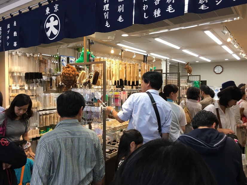 連休にぎわう「かっぱ橋道具まつり」！店頭セールに人だかり