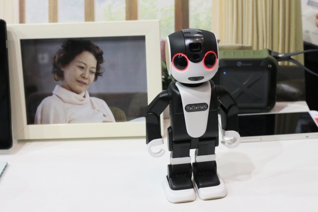 他にも見守りや観光案内、受付・接客など、ロボホンを活用したソリューションを紹介していた（撮影：防犯システム取材班）