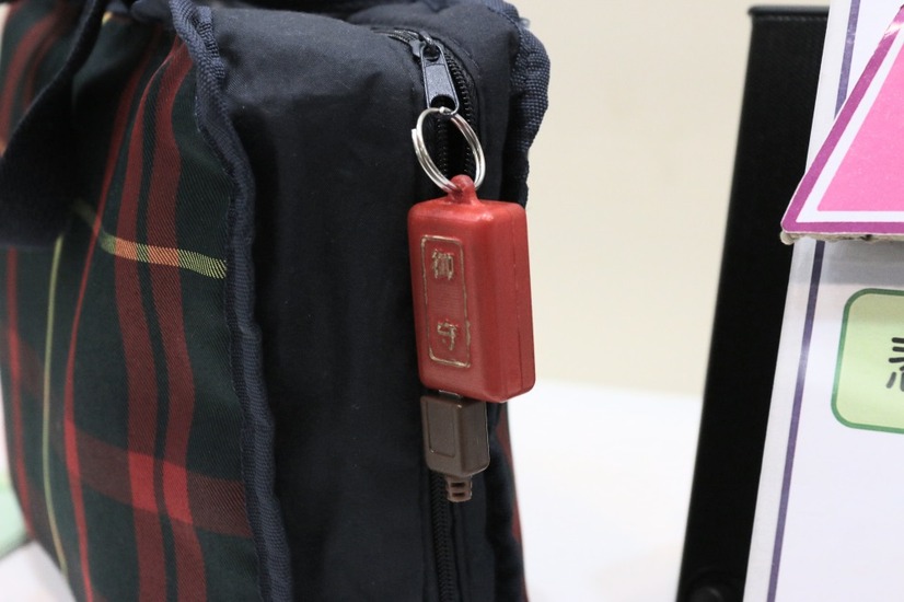 バッグやポーチに取り付け常時携帯できる小型サイズとなったことで、女性の防犯対策として幅広い状況に活用することができる（撮影：防犯システム取材班）