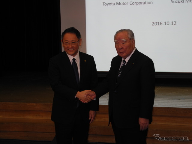 トヨタ自動車の豊田章男社長（左）とスズキの鈴木修会長