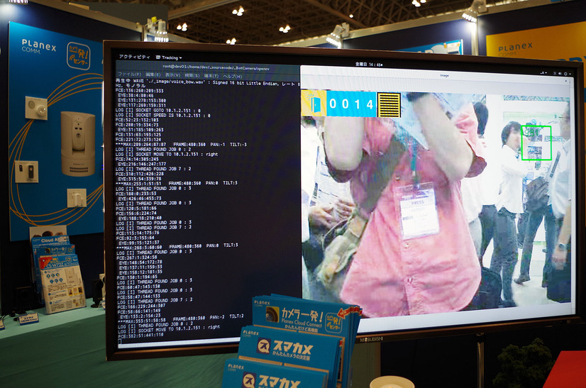 会場では「CS-W72Z」の映像から人物を追尾するOpenCVで構築されたシステムなども展示されていた。本製品は個人向け製品だが、同社ではネットワークカメラ「スマカメ」を中心に法人向けの監視システムなどの対応も可能としている（撮影：防犯システム取材班）