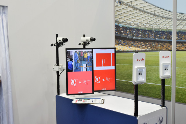 ブースでは来場者が実際に「ウォークスルー顔認証」を体験することができるデモ展示が行われていた（撮影：防犯システム取材班）