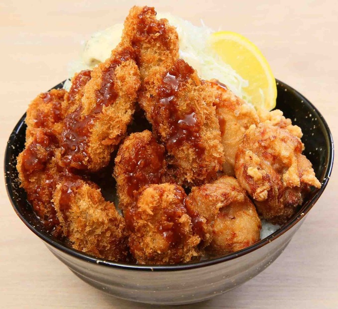 ガスト、カキフライと唐揚げを豪快に盛りつけた丼！その名も「特盛カキからドーーン」