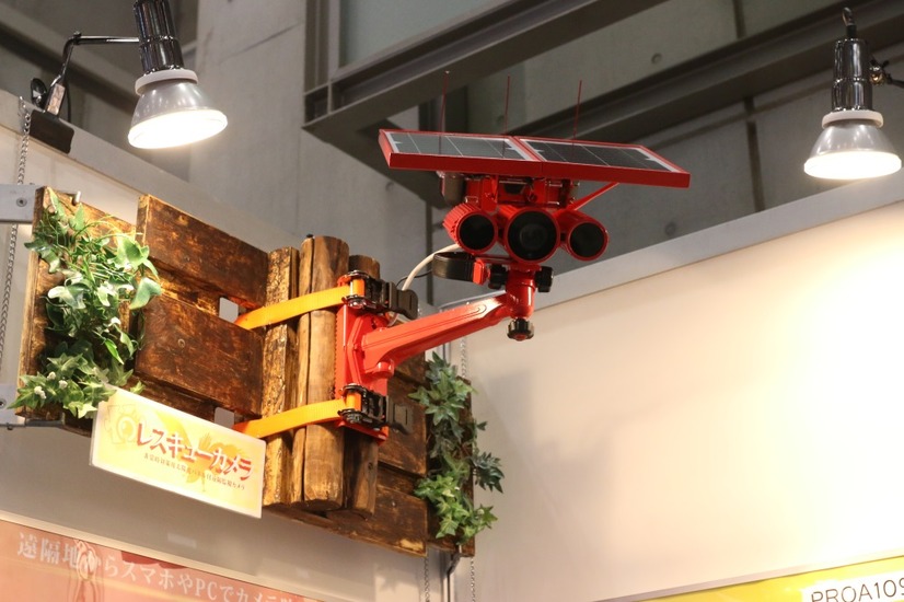 参考出展された「レスキューカメラ」。キリンプロジェクトと同様に電源と通信を一体化させることで、自由度の高い設置を実現することをコンセプトにしている（撮影：防犯システム取材班）