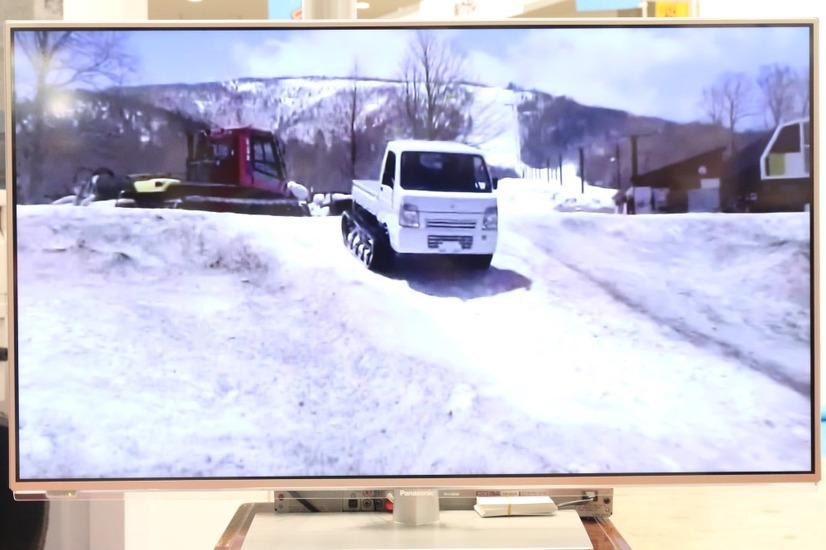 圧雪した雪上を下る「TX-14P」の走行動画の1コマ（撮影：防犯システム取材班）