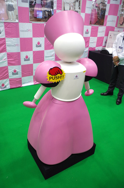 「YaWaRaKaロボD」の採用イメージとして参考展示されていたパーソナルケアロボット「ミエちゃん」。外装部分は全て柔らかな素材で構成されている。後述の接触検出機能が組み込まれており、人や障害物との接触を検知する（撮影：防犯システム取材班）