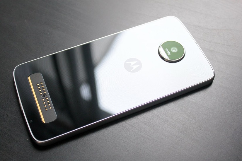 こちらはMoto Z Play。約5.5インチのHD有機ELディスプレイを搭載、バッテリー容量は3,510mAh。端末の下端に3.5mmイヤホンジャックを配置する。価格は58,104円