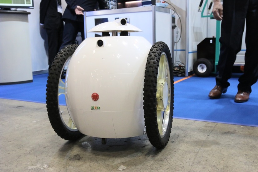 自立型平行二輪ロボット「TAIRA」。敷地の巡回・監視や不審者の追跡、または陸上のトラック競技でランナーに並走しながら撮影するカメラロボット等の用途を想定している（撮影：防犯システム取材班）