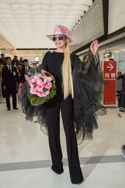 レディー・ガガ、約2年ぶりに来日！背中がセクシーすぎる!!