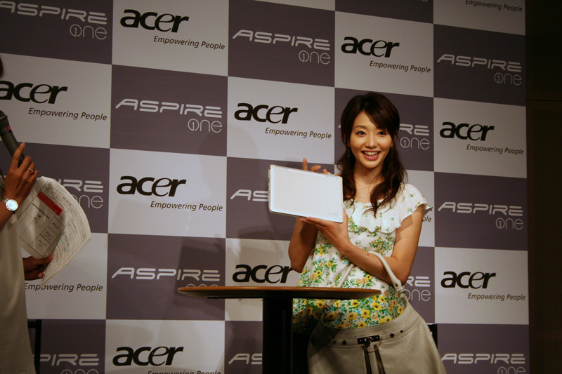 「Aspire one」を紹介する眞鍋かをりさん