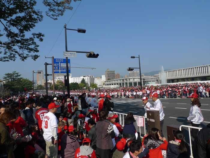 広島平和大通りが真っ赤に染まった！広島カープ優勝パレード