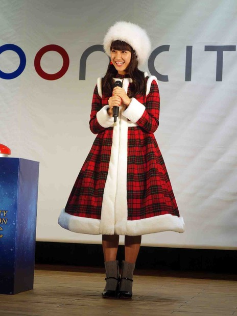 平祐奈、チェックのクリスマス衣装で点灯式！「姉もキラキラ輝いてる」