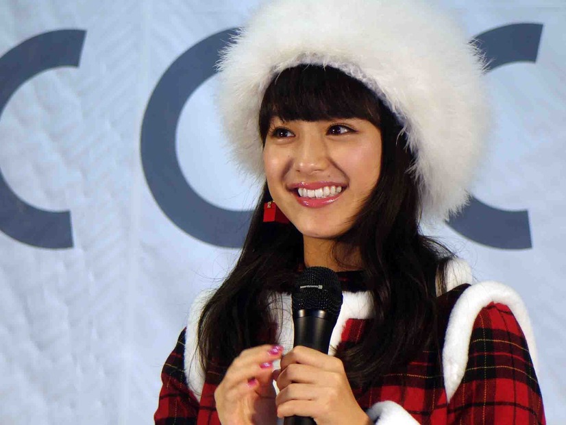 平祐奈、チェックのクリスマス衣装で点灯式！「姉もキラキラ輝いてる」