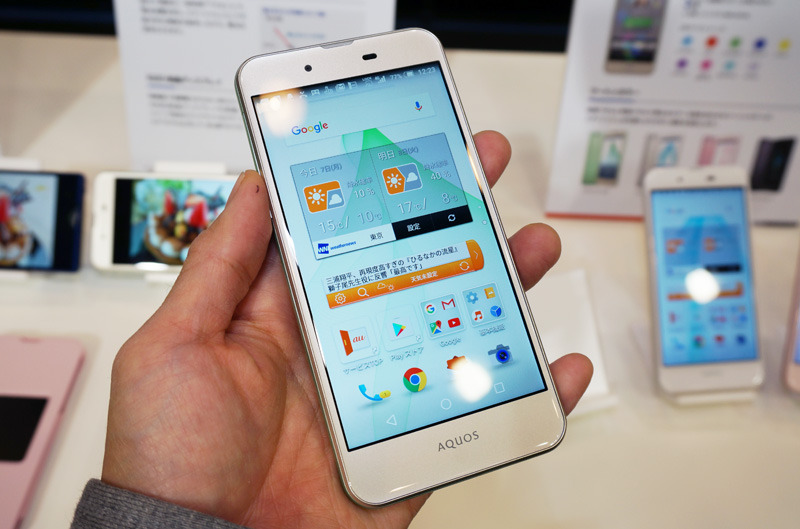 ミドルレンジの「AQUOS U」