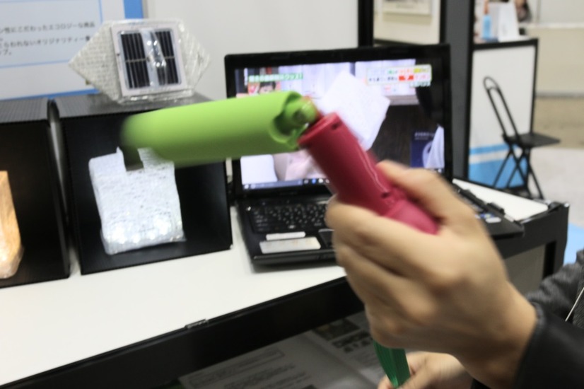 「ブンブン エコライト」を充電の様子。ライブやスポーツ観戦などでよく見るタオル回しに似た動作なので、思わず振り回したくなる!?（撮影：防犯システム取材班）