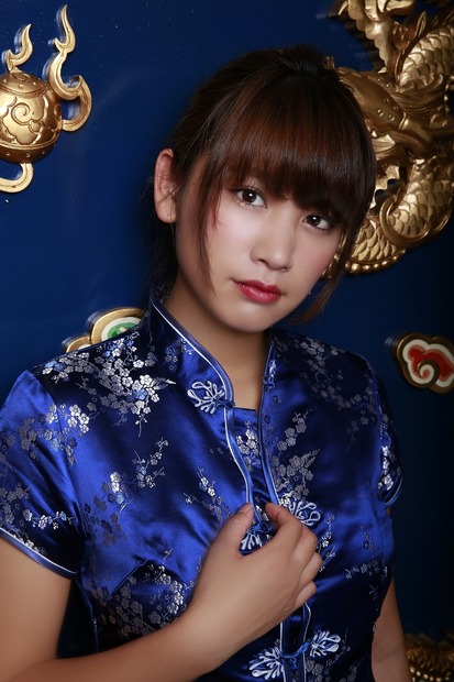 久松郁実、チャイナ服に黒の下着の悩殺衣装！「土竜の唄 香港狂騒曲」