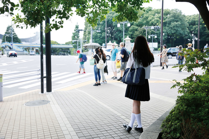 女子高生AIりんな、初フォトブックの発売記念パネル展が15日から開催