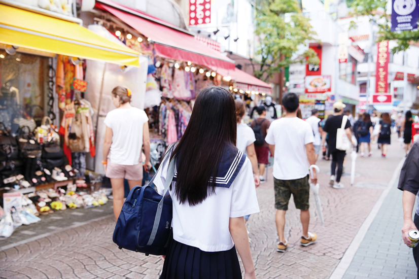 女子高生AIりんな、初フォトブックの発売記念パネル展が15日から開催
