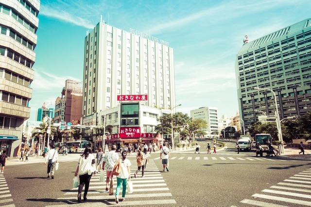 沖縄最大の繁華街・国際通り。スマイルタグの導入は、呼び込みの減少にも繋がった