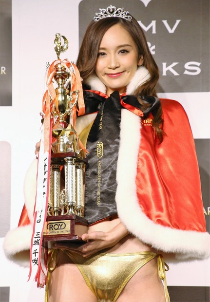 「レースクイーン・オブ・ザ・イヤー　15-16」に輝いた、2016SUPER GT LEXUS TEAM SARD “KOBELCO GIRLS”を務める三城 千咲（みき　ちさき）